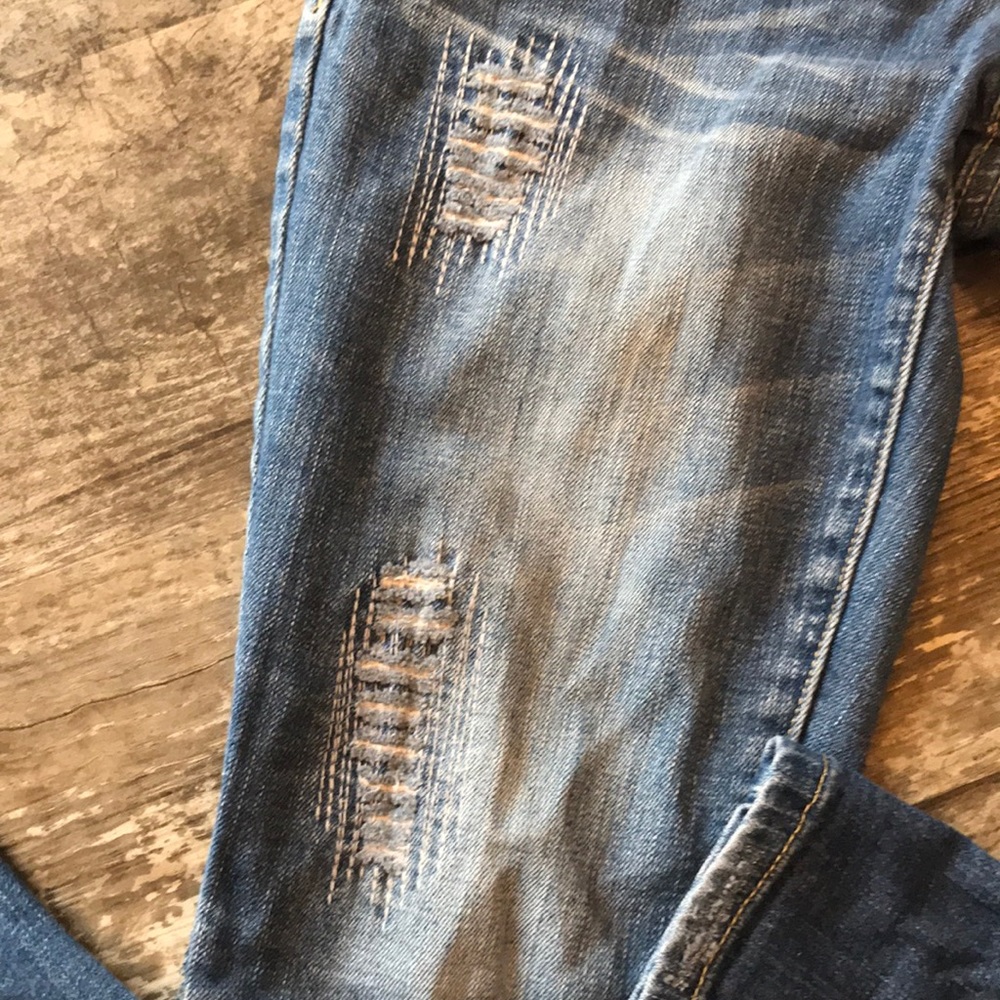 ❌❌SOLD❌❌Distressed Jeans - Picture 3 of 6